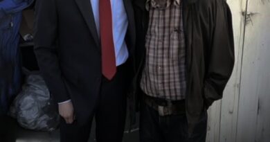 Egy idős tanár kifizette egy fagyoskodó fiú ételét – Hét évvel később a fiú meghálálta neki