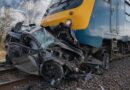 Három huszonéves fiatal halt meg Sülysápnál, miután autójukkal a tilos jelzésen áthajtva egy vonat elé kerültek.